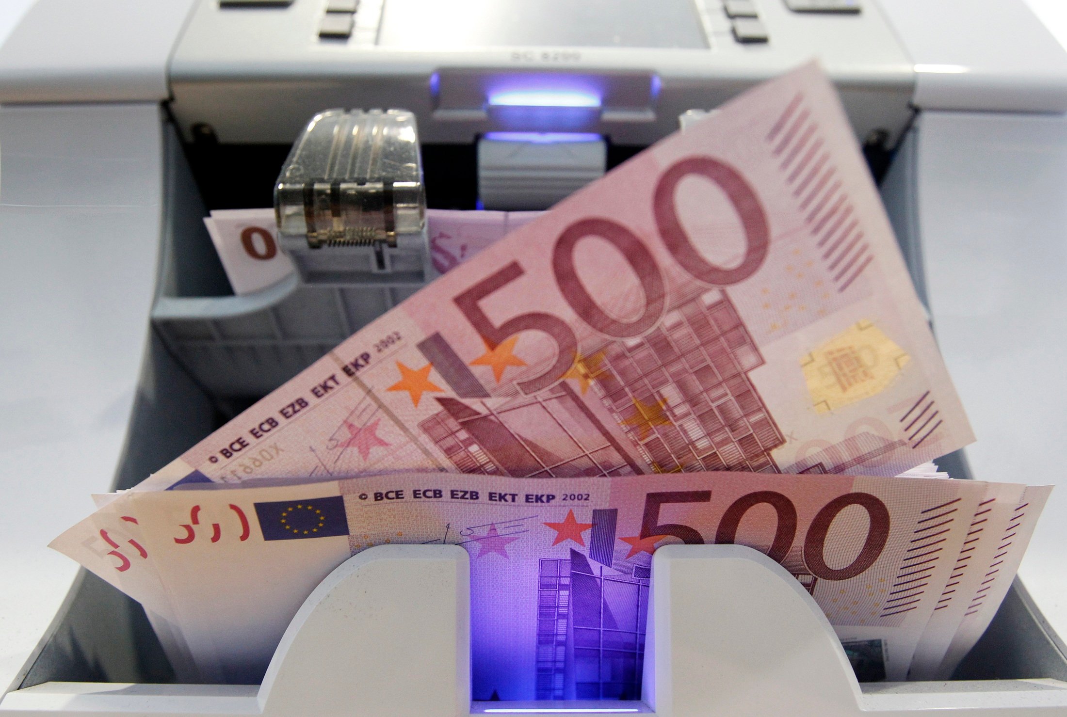 تضاربات مستمرة.. سعر اليورو مقابل الدينار الجزائري في سوقي السكوار والرسمي اليوم السبت 4 تشرين الأول 2025