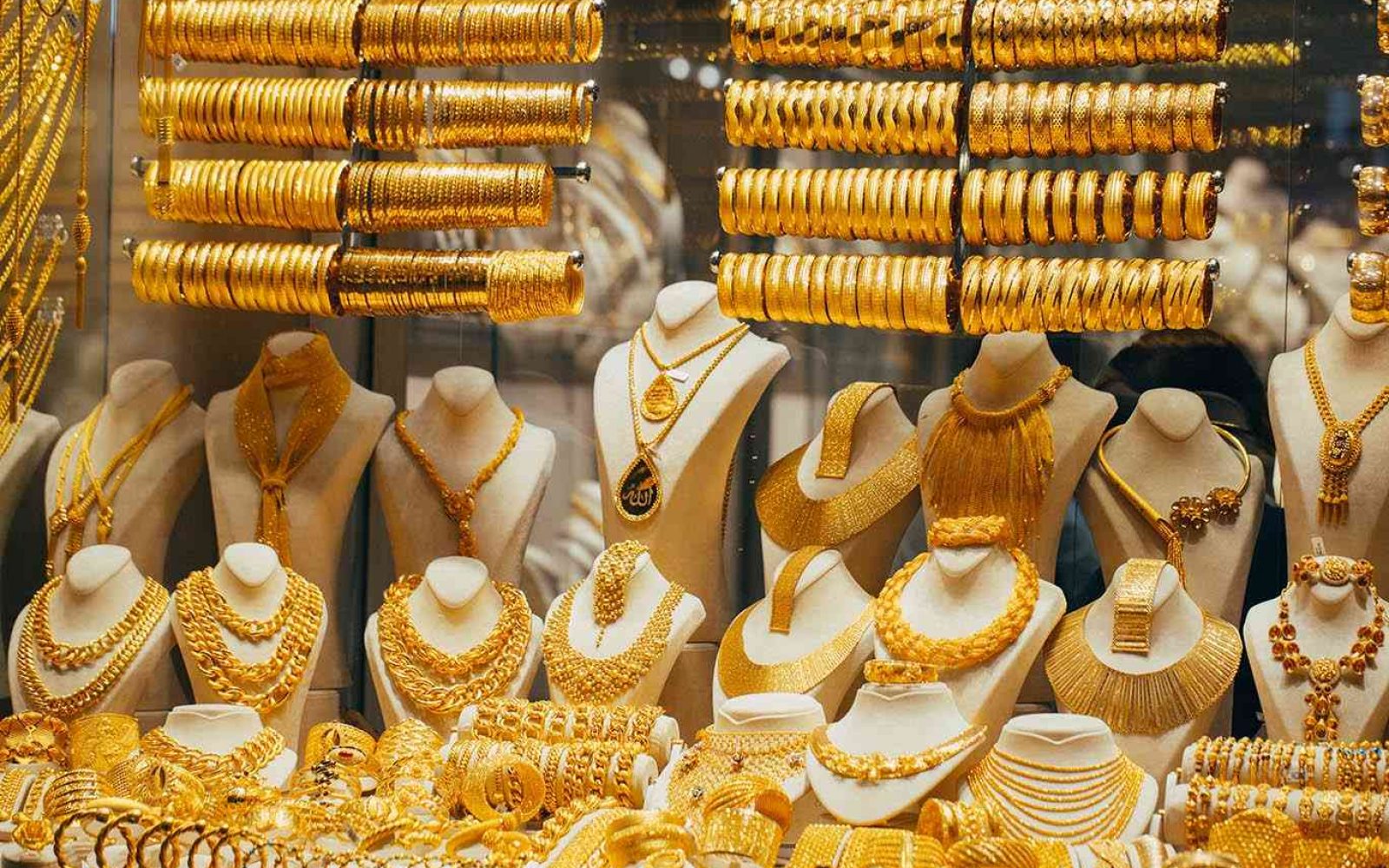 ارتفاع قياسي في أسعار الذهب وتحليلات تكشف أفضل توقيت للبيع أو الاحتفاظ