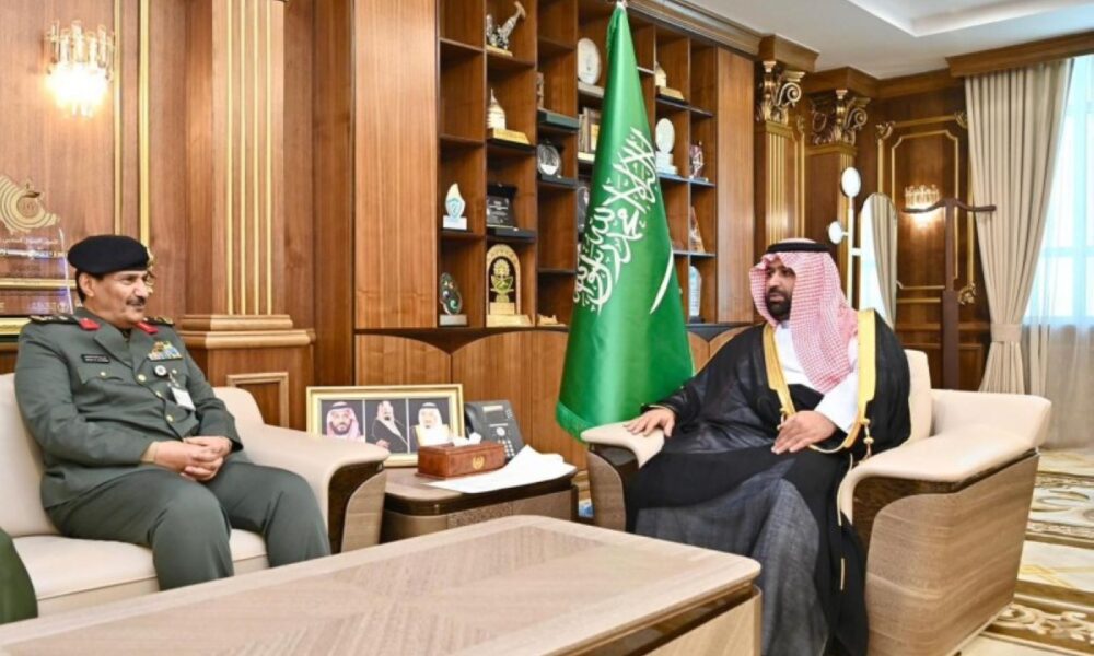 أمير جازان يلتقي المدير العام لبحث تطوير مرافق السجون بالمنطقة