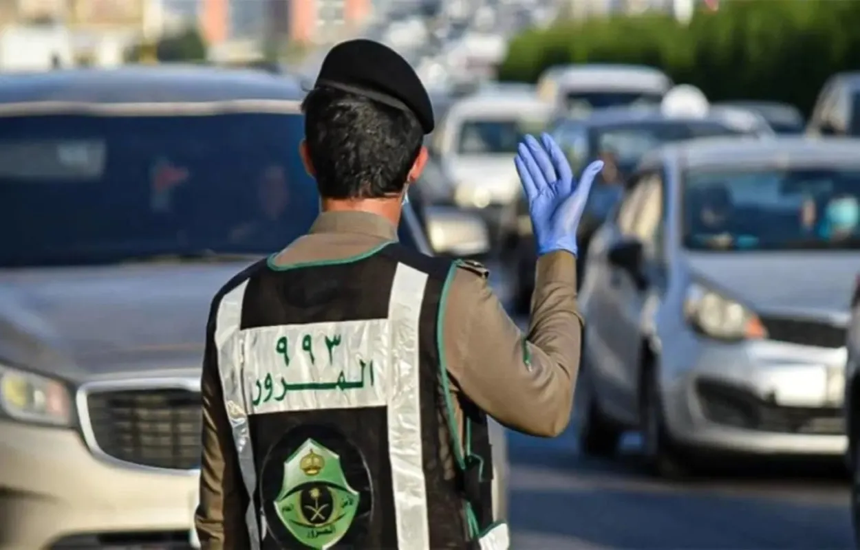 غرامات وعقوبات مشددة تنتظر مخالفات تجاوز الإشارة الحمراء في السعودية