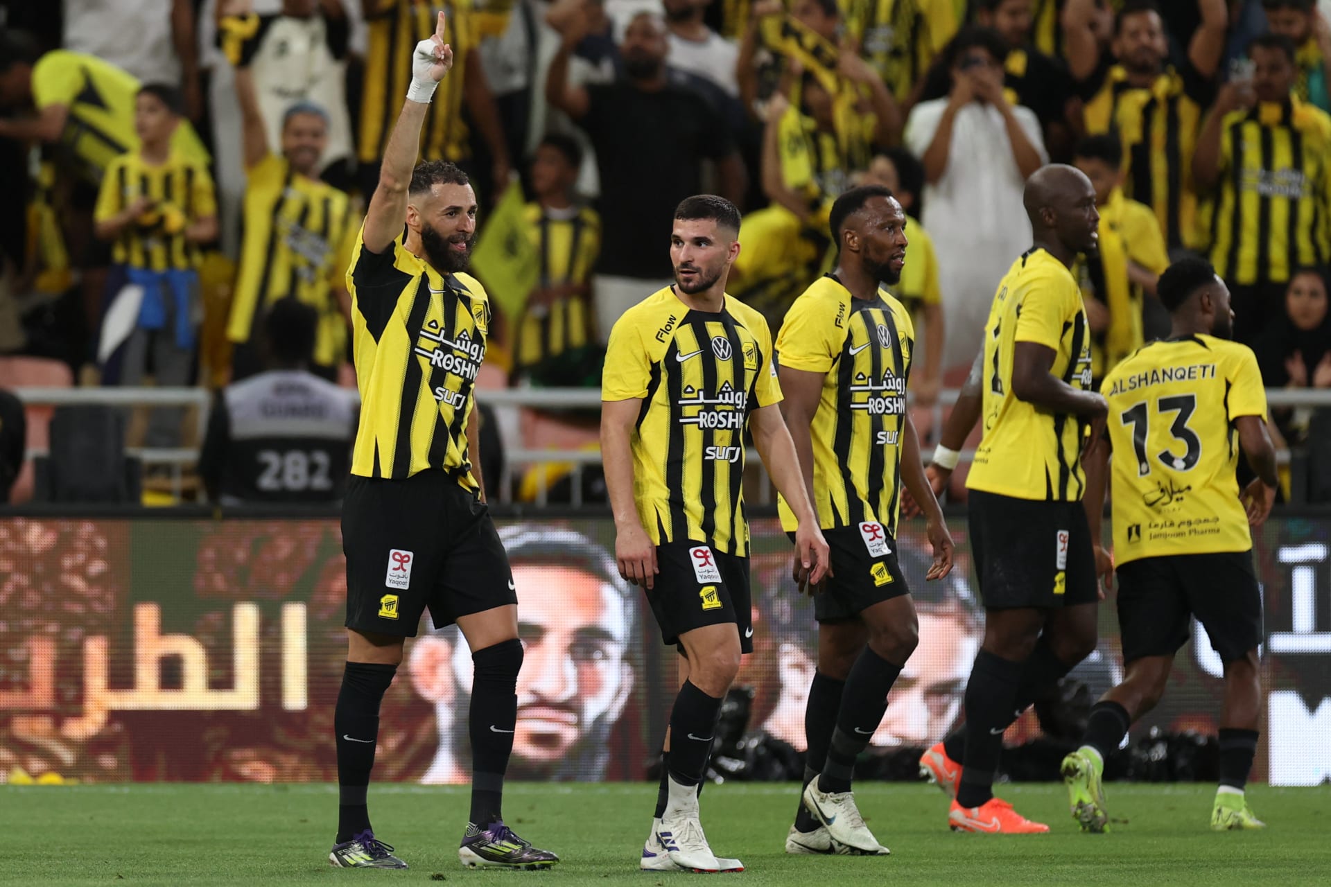 الاتحاد يوضح موقفه من أنباء الخلاف بين كونسيساو وبنزيما داخل الفريق