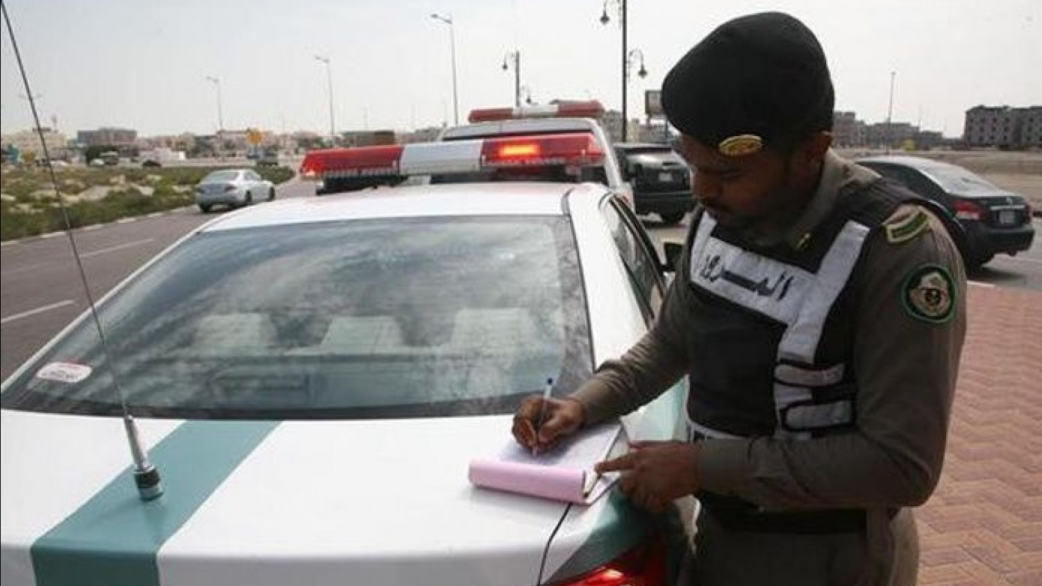 المرور السعودي يؤكد فرض غرامات مالية على مخالفي التظليل حتى أمام المنازل