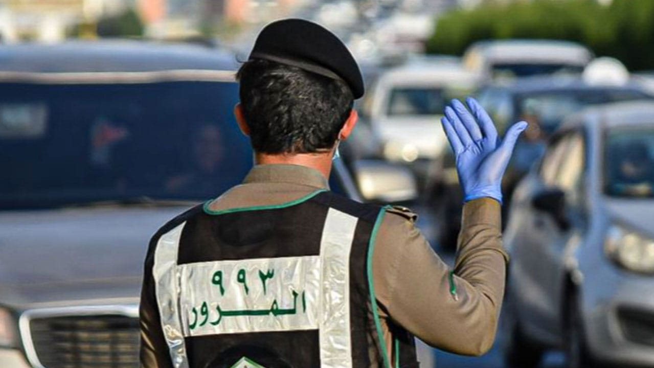 المرور السعودي يوجه تنبيهًا للسائقين حول التزام مسارات الدوران وتنظيم السير