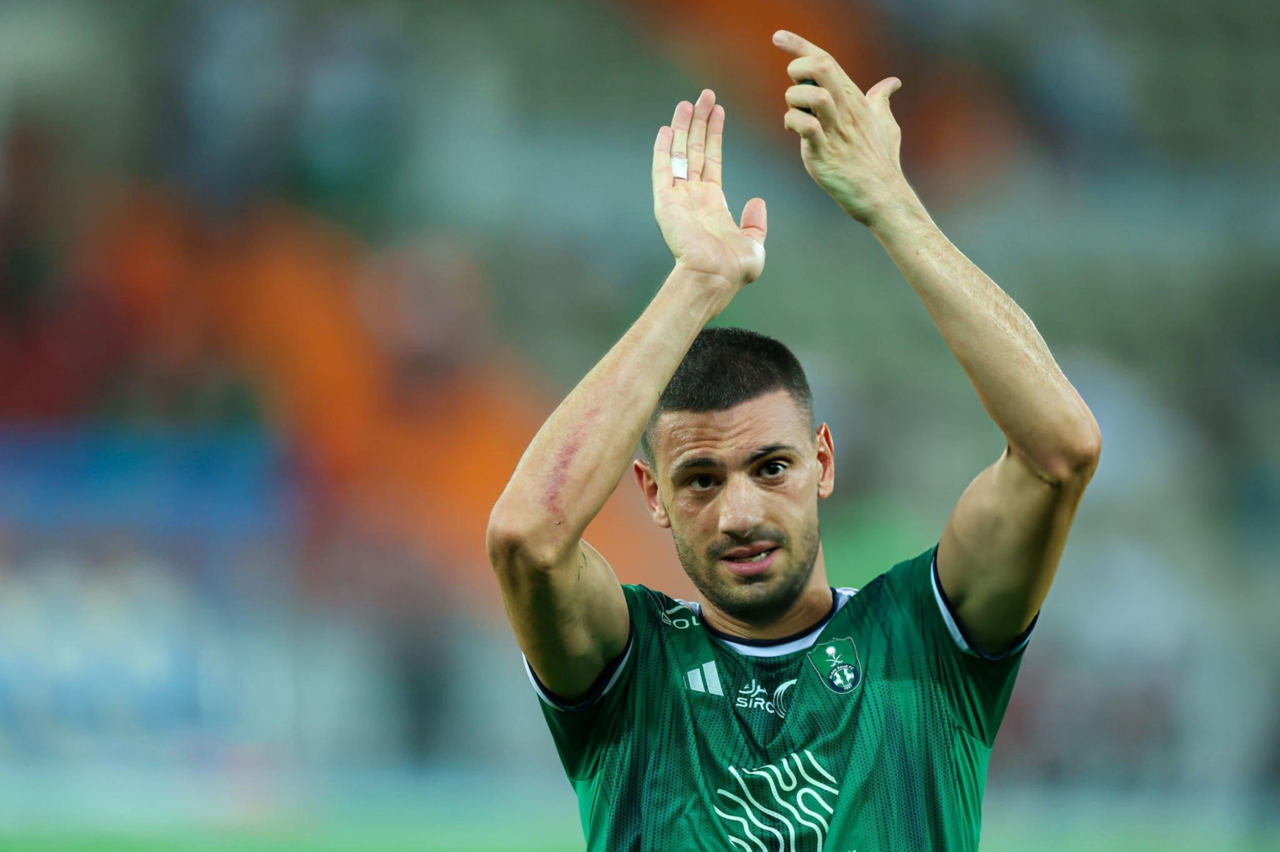 تحركات ديميرال تثير الجدل بين جماهير الأهلي قبيل مواجهة الشباب في الدوري