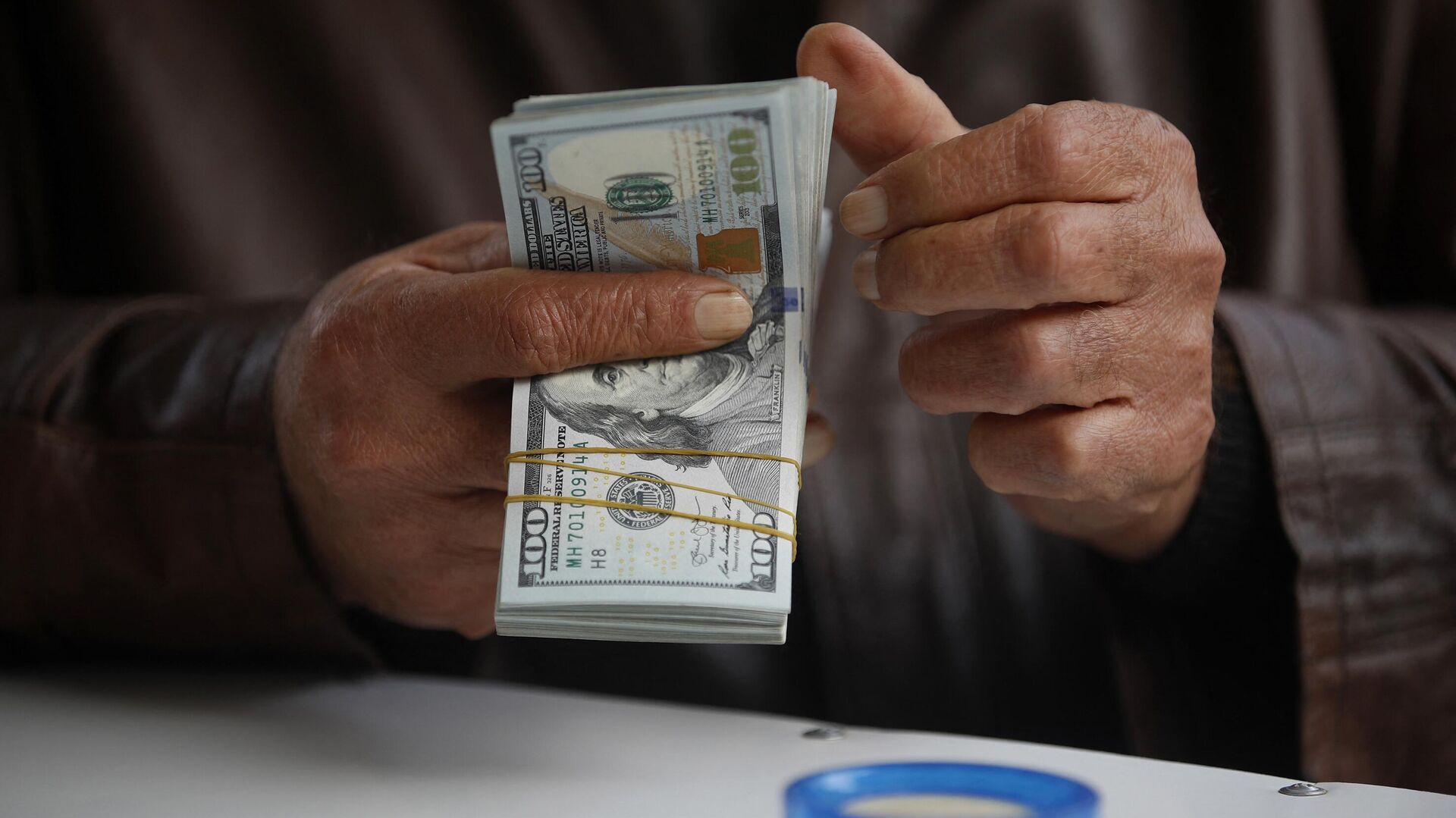 الأخضر ينزل تدريجيًا.. سعر الدولار في مصر اليوم الخميس 9 أكتوبر 2025 في تداولات الشراء والبيع
