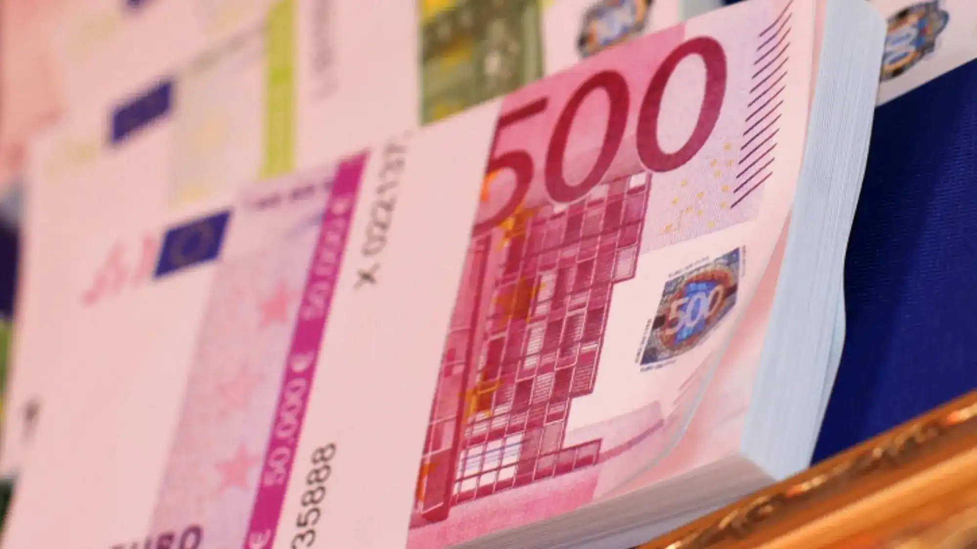 تحركات صعودية ملحوظة.. سعر اليورو مقابل الدينار الجزائري اليوم الجمعة 10 تشرين الأول 2025 في سكوار العاصمة والرسمي