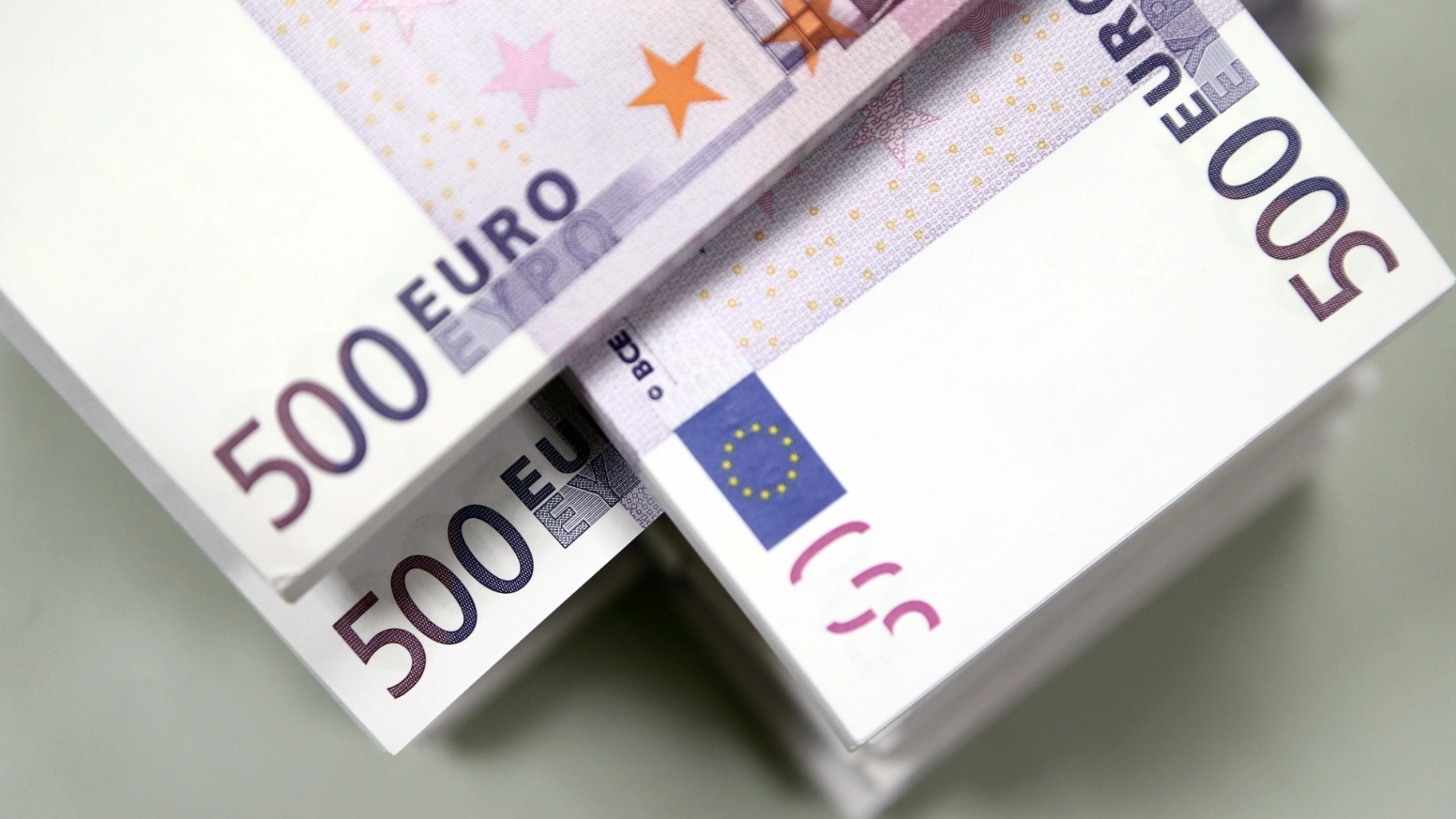 هدوء حذر.. سعر اليورو مقابل الدينار الجزائري اليوم الأربعاء 15 تشرين الأول 2025 شراء وبيع رسمي وسكوار