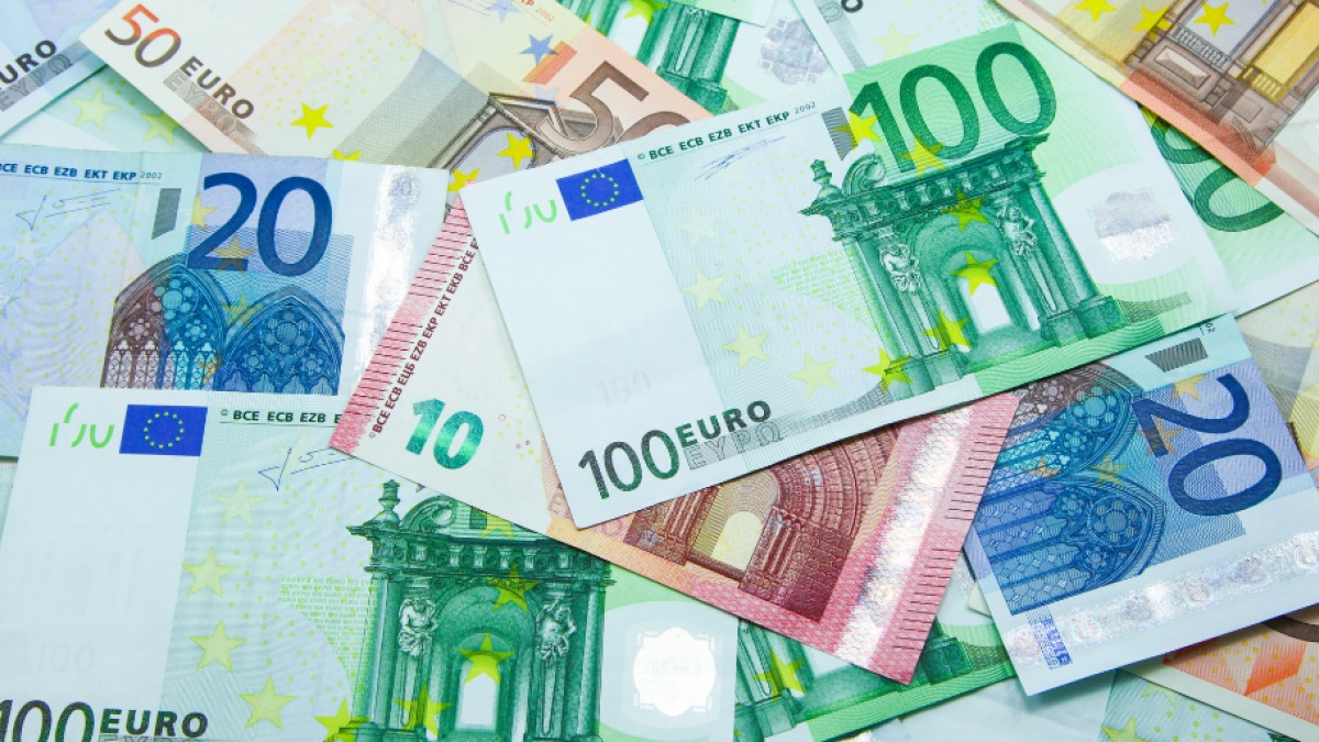 تقلبات عنيفة.. سعر اليورو مقابل الدينار الجزائري اليوم الثلاثاء 14 تشرين الأول 2025 في السكوار والرسمي