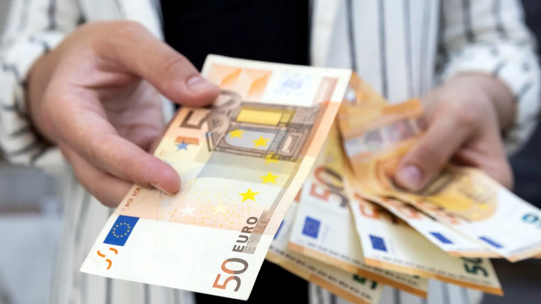 على وين وصل الأورو.. سعر اليورو مقابل الدينار الجزائري اليوم الأحد 5 تشرين الأول في السكوار والرسمي