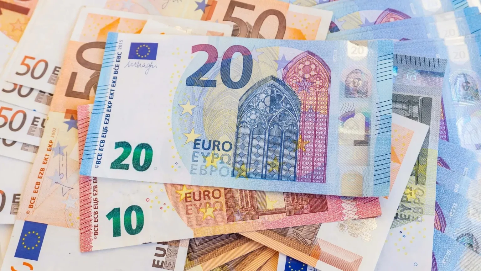 الأورو ينهااار.. سعر اليورو مقابل الدينار الجزائري اليوم الأربعاء 8 تشرين الأول 2025 في سكوار العاصمة والرسمي