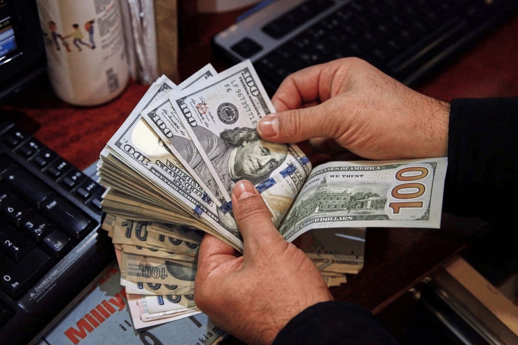 تراجع محدود في سعر صرف الدولار مقابل الجنيه المصري عقب قرار المركزي الأمريكي