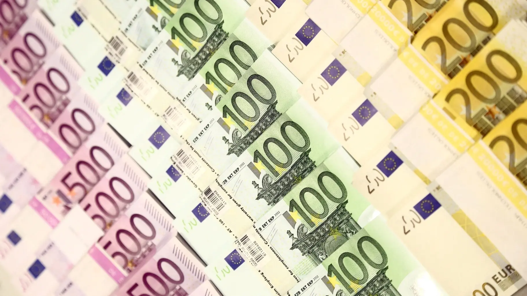 سعر اليورو مقابل الدينار الجزائري اليوم السبت 11 تشرين الأول 2025 سكوار ورسمي.. انطلاق صاروخي وسط طلب متزايد