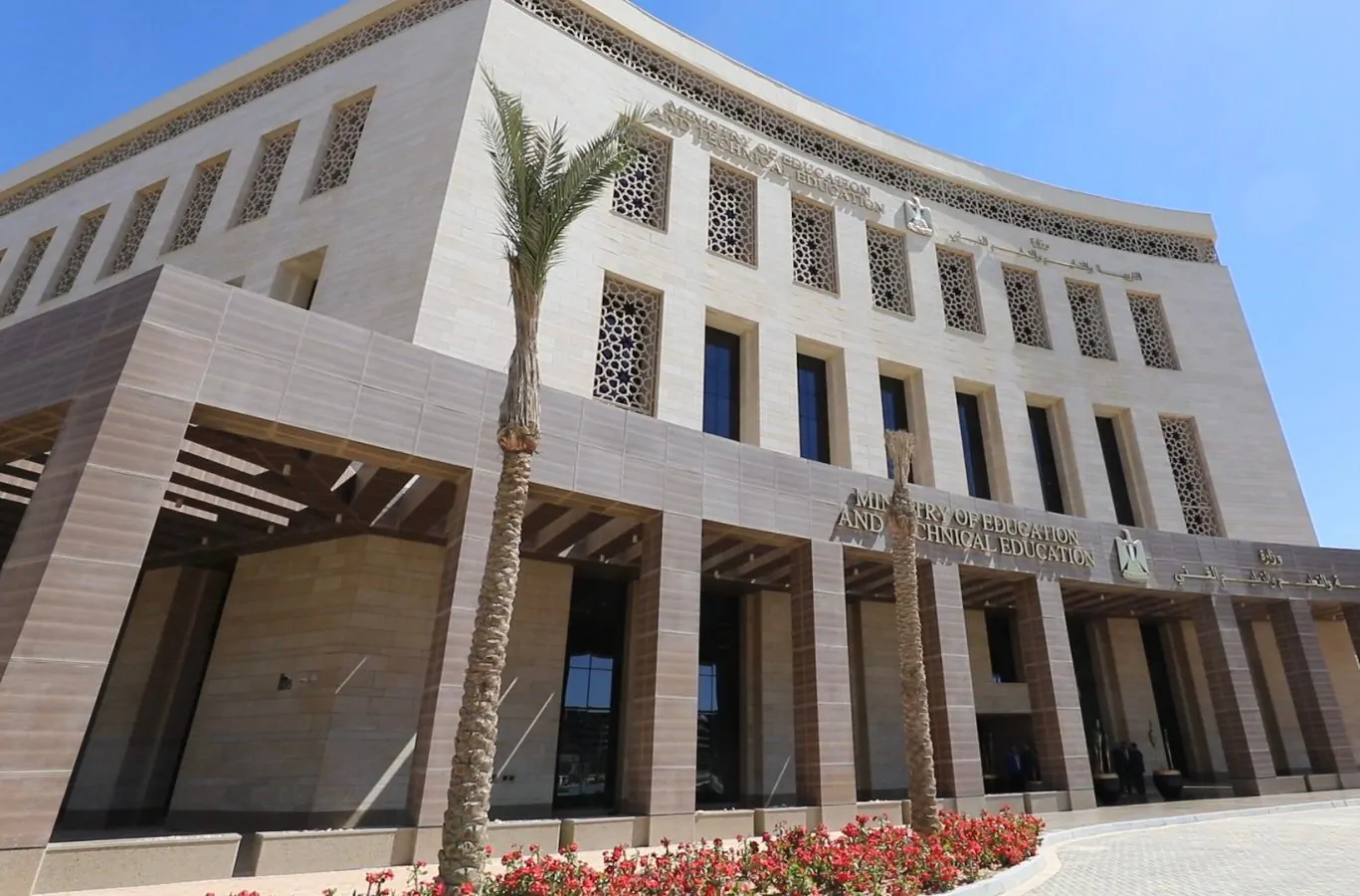 مدير إدارة قليوب ومديرة مدرسة ميت حلفا خارج مناصبهم إثر مشاجرة معلمي التاريخ