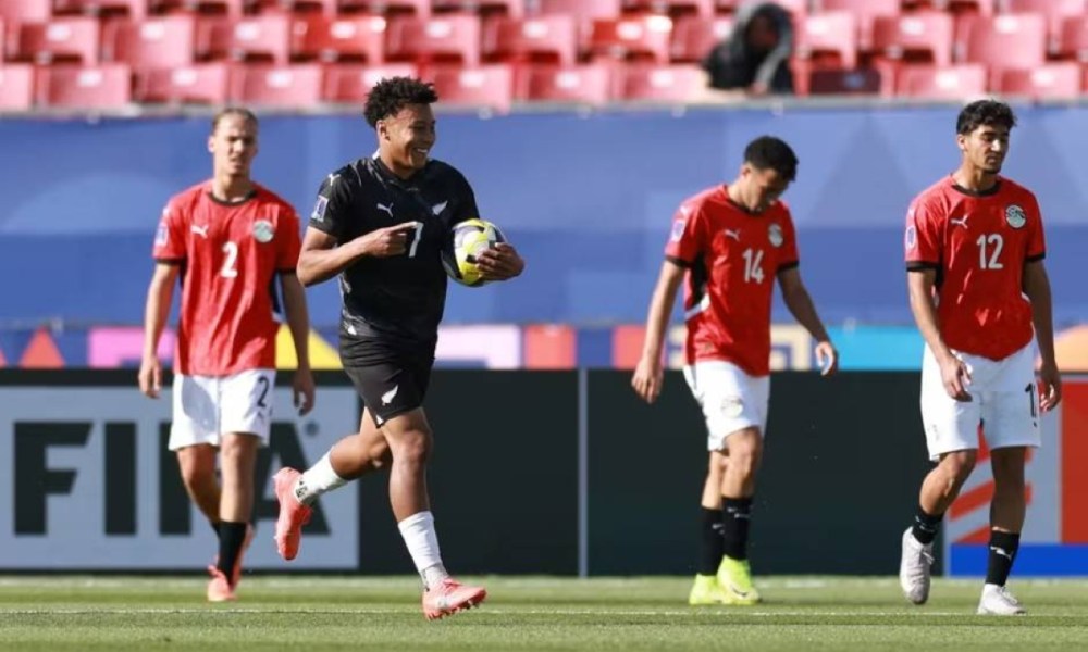 نيوزيلندا تحقق انتصاراً ثميناً على مصر بهدفين دون رد في مباراة مثيرة